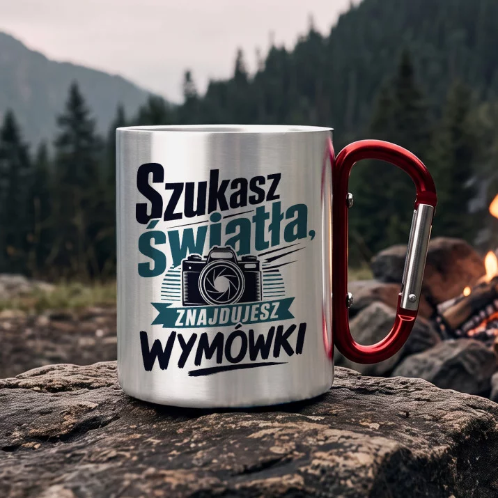 Kubek Metalowy z Karabińczykiem Dla Fotografa Prezent Dla Mężczyzny: Ironia W Kadrze Kubek Metalowy z Karabińczykiem Dla Fotografa Prezent Dla Mężczyzny: Ironia W Kadrze