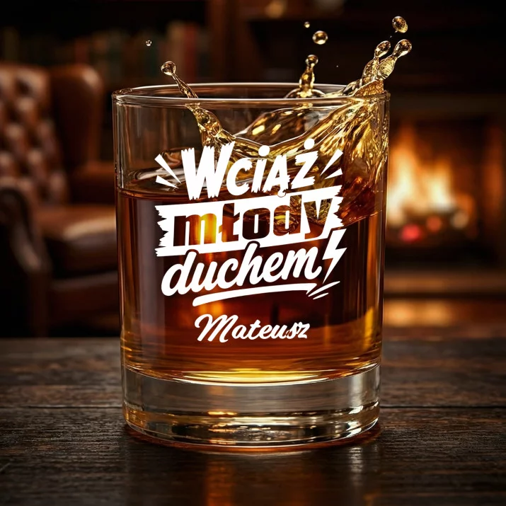 Szklanki Do Whisky z Grawerem Na Urodziny Prezent Dla Mężczyzny: Wciąż Młody Duchem Szklanki Do Whisky z Grawerem Na Urodziny Prezent Dla Mężczyzny: Wciąż Młody Duchem