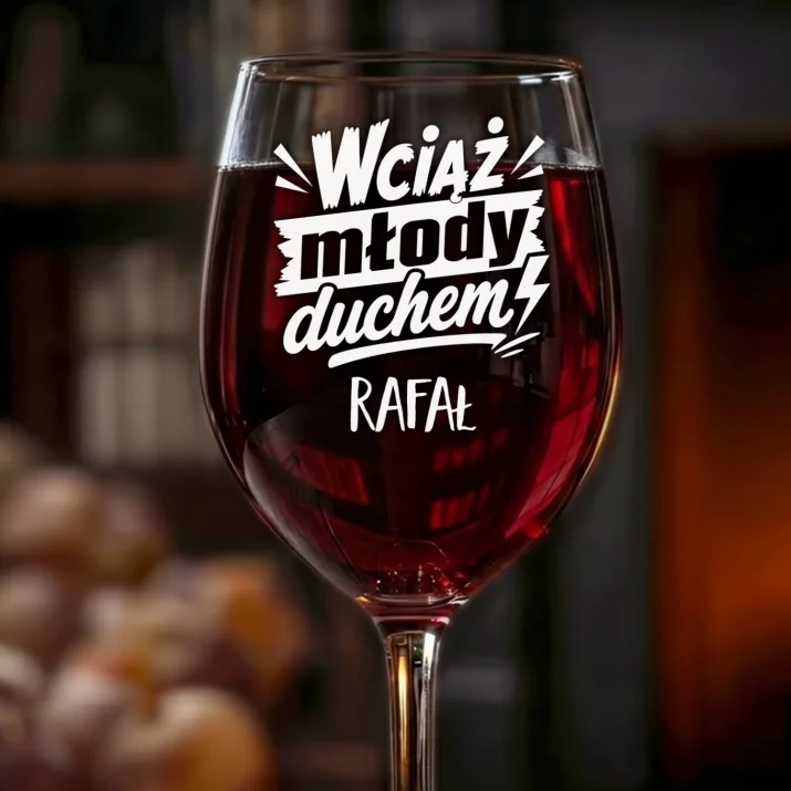 Kieliszek Do Wina z Grawerem Na Urodziny Prezent Dla Mężczyzny: Wciąż Młody Duchem