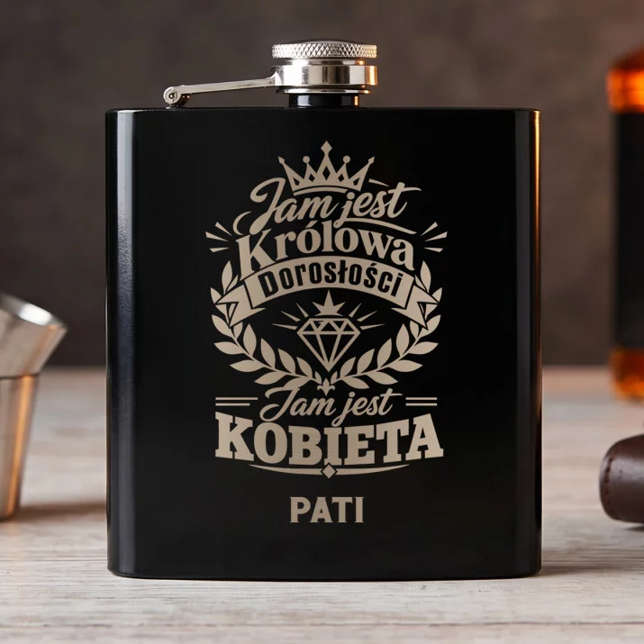 Piersiówka Z Grawerem Na 18 Urodziny Prezent Dla Kobiety: Herb Młodej Królowej Piersiówka Z Grawerem Na 18 Urodziny Prezent Dla Kobiety: Herb Młodej Królowej
