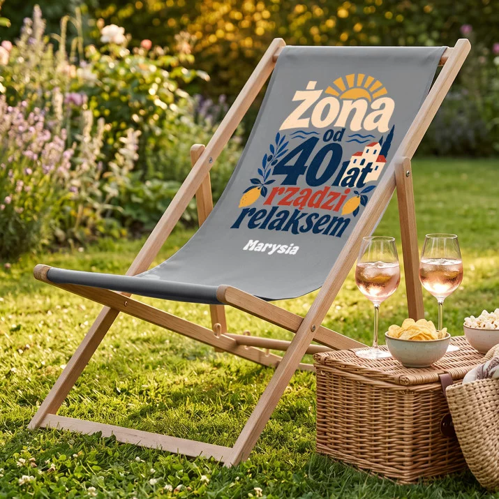 Leżak Z Nadrukiem Na 40 Rocznicę Ślubu Prezent Dla Kobiety: Żona Od 40 Lat Rządzi Relaksem Leżak Z Nadrukiem Na 40 Rocznicę Ślubu Prezent Dla Kobiety: Żona Od 40 Lat Rządzi Relaksem