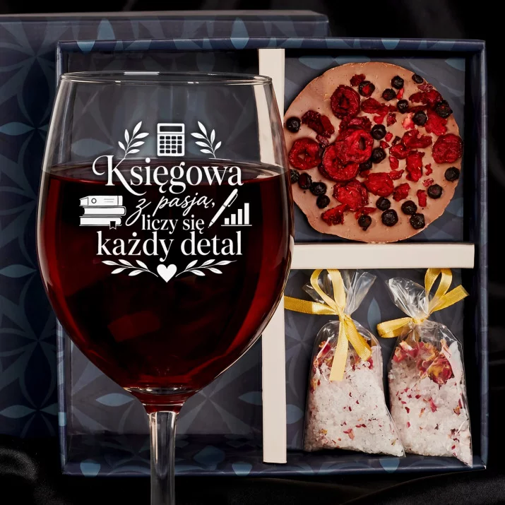 Zestaw Prezenowy Z Kieliszkiem Do Wina Dla Księgowej: Księgowa Z Pasją Zestaw Prezenowy Z Kieliszkiem Do Wina Dla Księgowej: Księgowa Z Pasją