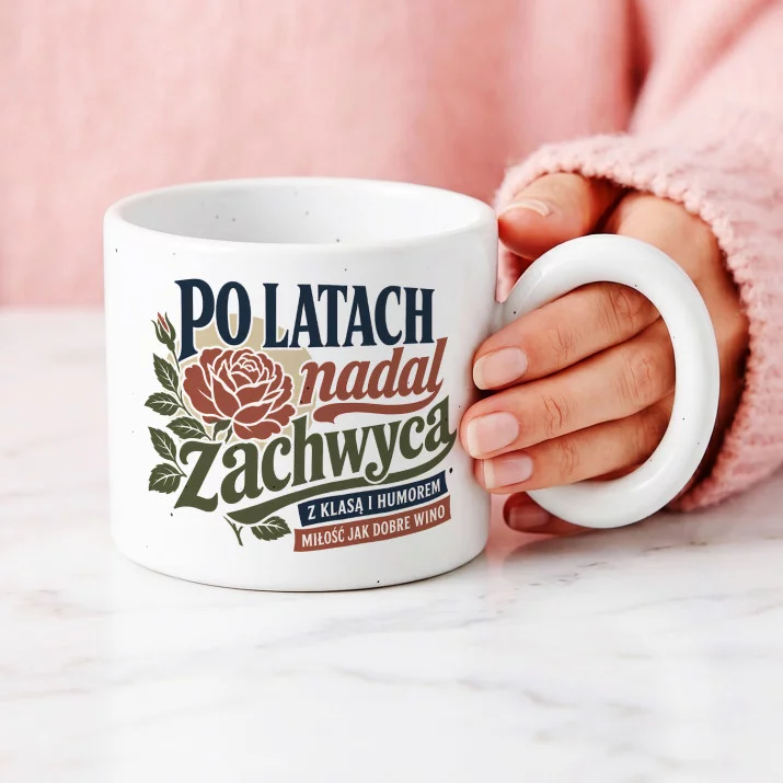 Kubek Z Okrągłym Uchem Na 35 Lecie Ślubu Prezent Na Walentynki Dla Kobiety: Retro Kwiatowa Elegancja Kubek Z Okrągłym Uchem Na 35 Lecie Ślubu Prezent Na Walentynki Dla Kobiety: Retro Kwiatowa Elegancja