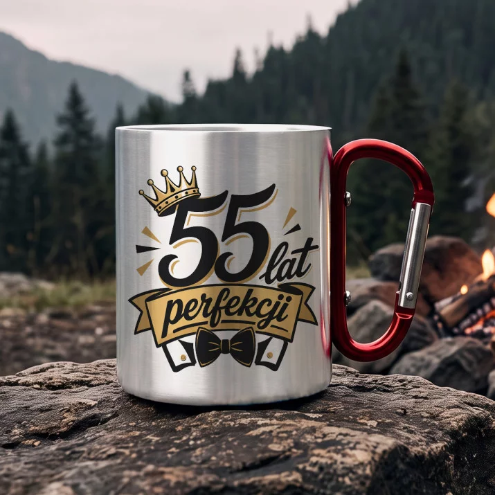 Kubek Metalowy z Karabińczykiem Na 55 Rocznicę Ślubu Prezent Na Walentynki Dla Mężczyzny: Subtelny Męski Humor Kubek Metalowy z Karabińczykiem Na 55 Rocznicę Ślubu Prezent Na Walentynki Dla Mężczyzny: Subtelny Męski Humor
