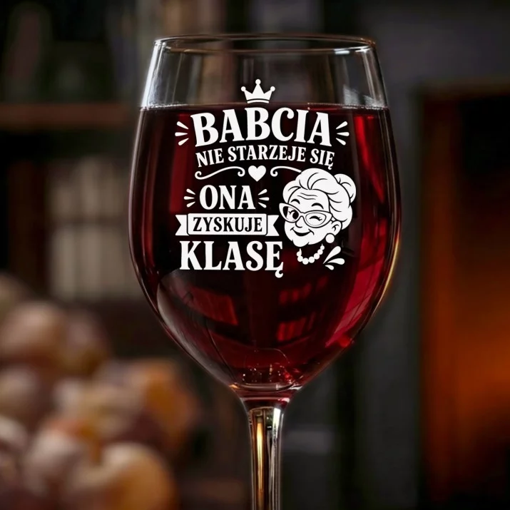 Kieliszek Do Wina Dla Babci Prezent Na Dzień Babci Dla Kobiety: Babcia Zyskuje Klasę Kieliszek Do Wina Dla Babci Prezent Na Dzień Babci Dla Kobiety: Babcia Zyskuje Klasę