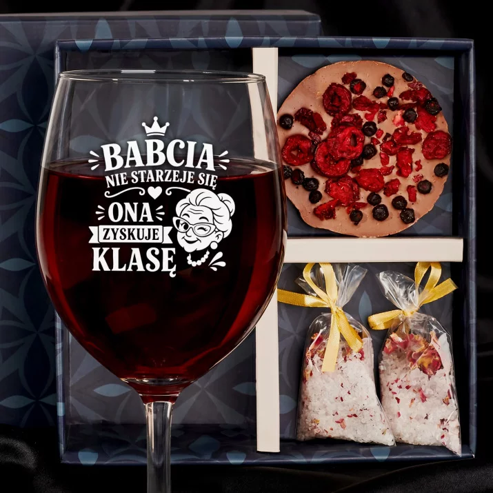 Zestaw Prezenowy Z Kieliszkiem Do Wina Dla Babci: Babcia Zyskuje Klasę Zestaw Prezenowy Z Kieliszkiem Do Wina Dla Babci: Babcia Zyskuje Klasę