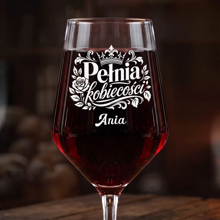 Mega Kieliszek Do Wina z Grawerem Na 40 Urodziny Prezent Dla 40 Latki Kobiety: Pełnia Kobiecości Mega Kieliszek Do Wina z Grawerem Na 40 Urodziny Prezent Dla 40 Latki Kobiety: Pełnia Kobiecości