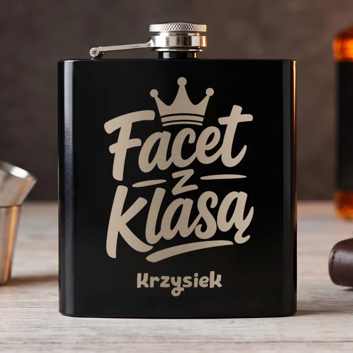 Piersiówka Z Grawerem Na Urodziny Prezent Dla Mężczyzny: Facet Z Klasą Piersiówka Z Grawerem Na Urodziny Prezent Dla Mężczyzny: Facet Z Klasą
