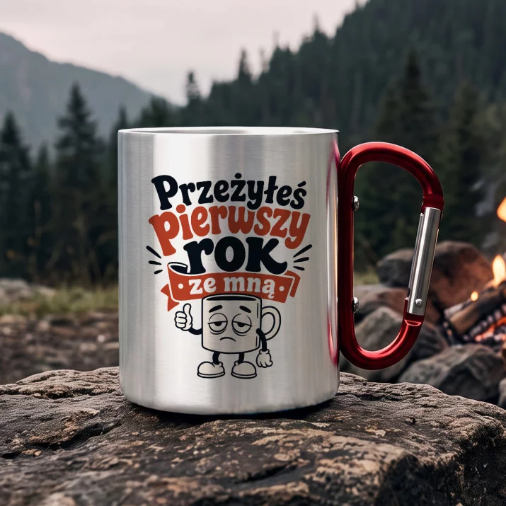 Kubek Metalowy z Karabińczykiem Na 1 Rocznicę Ślubu Prezent Dla Mężczyzny: Zmęczony Retro Stworek Kubek Metalowy z Karabińczykiem Na 1 Rocznicę Ślubu Prezent Dla Mężczyzny: Zmęczony Retro Stworek