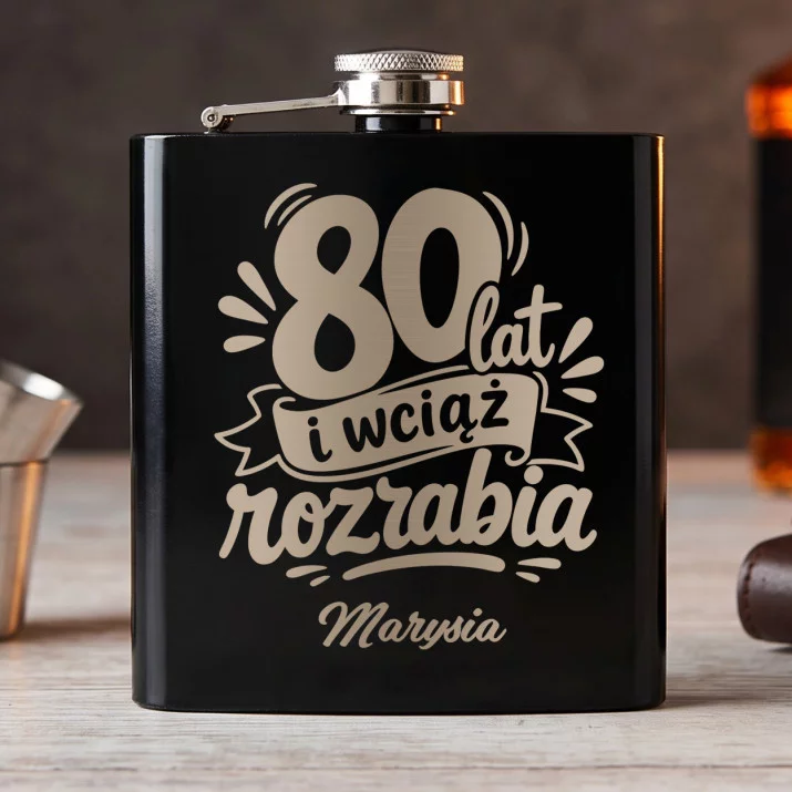 Piersiówka z Grawerem Na 80 Urodziny Prezent Dla 80 Latki Kobiety: 80 Lat I Wciąż Rozrabia Piersiówka z Grawerem Na 80 Urodziny Prezent Dla 80 Latki Kobiety: 80 Lat I Wciąż Rozrabia