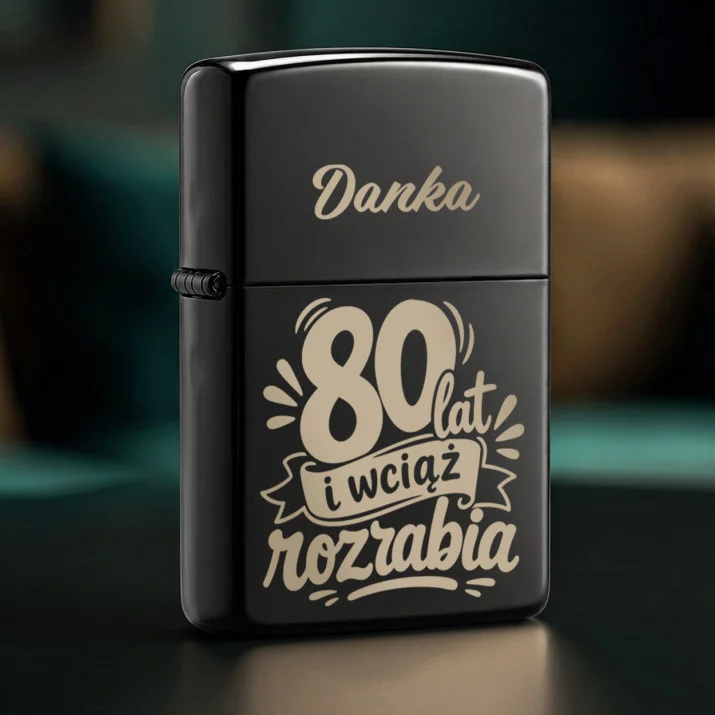 Zapalniczka z Grawerem Na 80 Urodziny Prezent Dla 80 Latki Kobiety: 80 Lat I Wciąż Rozrabia