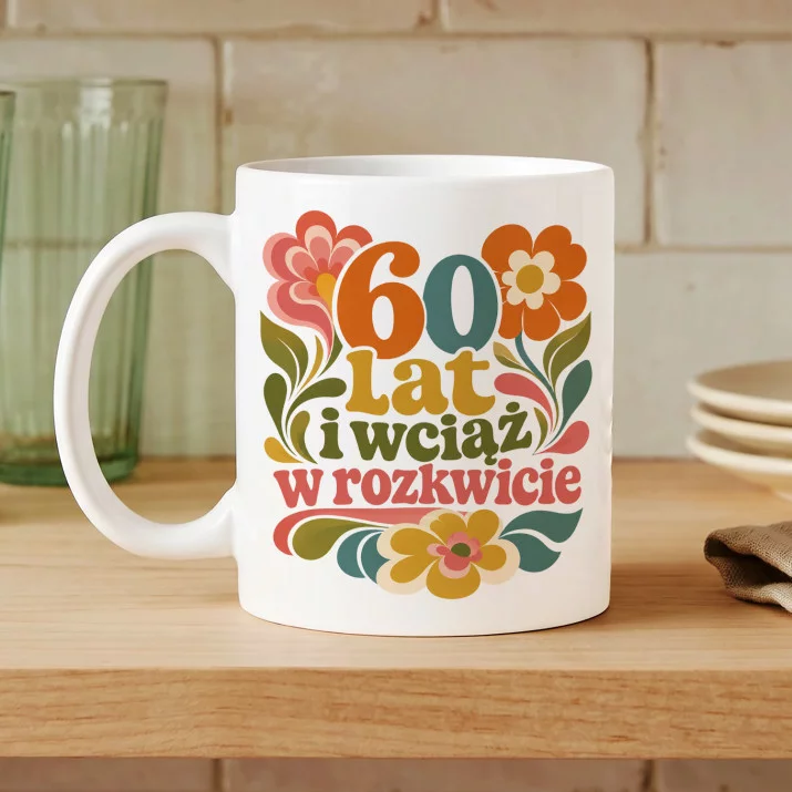 Kubek Z Nadrukiem Dla 60 Latki Prezent Na 60 Urodziny Dla Kobiety: Wciąż W Rozkwicie Kubek Z Nadrukiem Dla 60 Latki Prezent Na 60 Urodziny Dla Kobiety: Wciąż W Rozkwicie