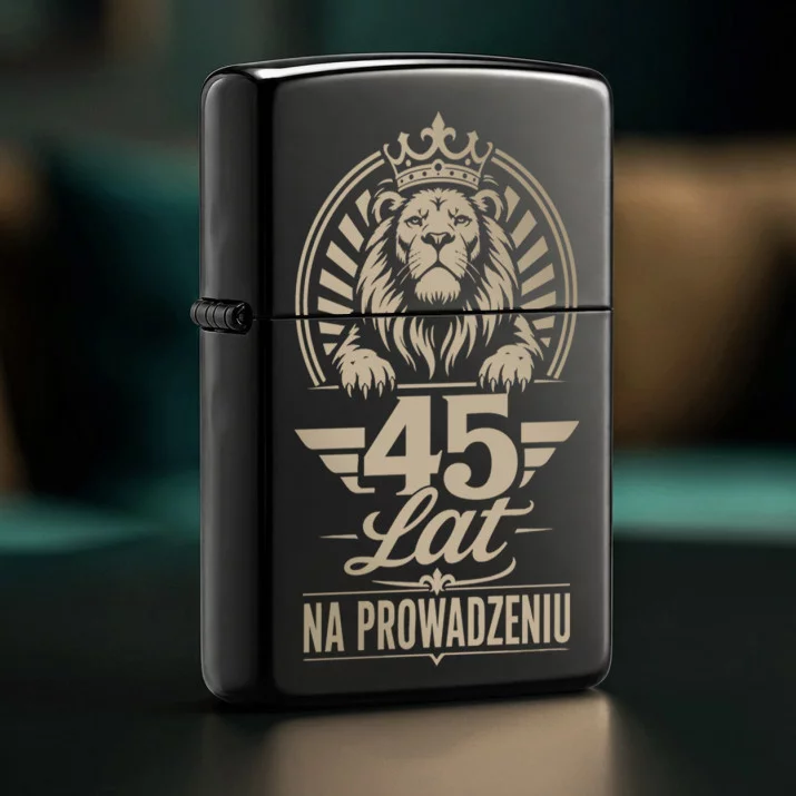 Zapalniczka Z Grawerem Dla 45 Latka Prezent Na 45 Urodziny Dla Mężczyzny: Dojrzała Przewaga