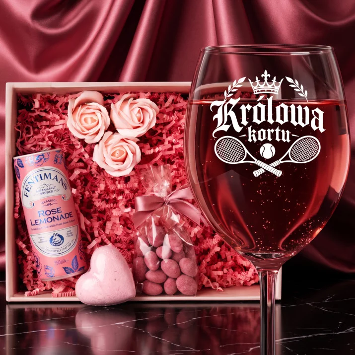 Różowy Zestaw Prezentowy Dla Tenisistki Dla Kobiety: Królowa Kortu Różowy Zestaw Prezentowy Dla Tenisistki Dla Kobiety: Królowa Kortu