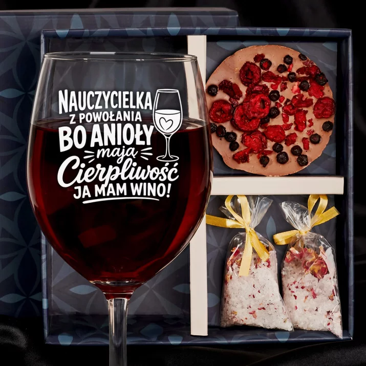 Zestaw Prezenowy Z Kieliszkiem Do Wina Dla Nauczycielki: Nauczycielka Ma Wino Zestaw Prezenowy Z Kieliszkiem Do Wina Dla Nauczycielki: Nauczycielka Ma Wino