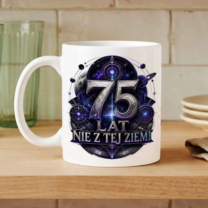 Kubek Z Nadrukiem Na 75 Urodziny Prezent Dla Mężczyzny: Nie Z Tej Ziemi Kubek Z Nadrukiem Na 75 Urodziny Prezent Dla Mężczyzny: Nie Z Tej Ziemi