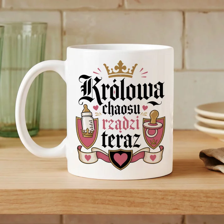 Kubek Z Nadrukiem Dla Noworodka I Mamy Prezent Na Dzień Mamy Dla Kobiety: Królowa Chaosu Kubek Z Nadrukiem Dla Noworodka I Mamy Prezent Na Dzień Mamy Dla Kobiety: Królowa Chaosu