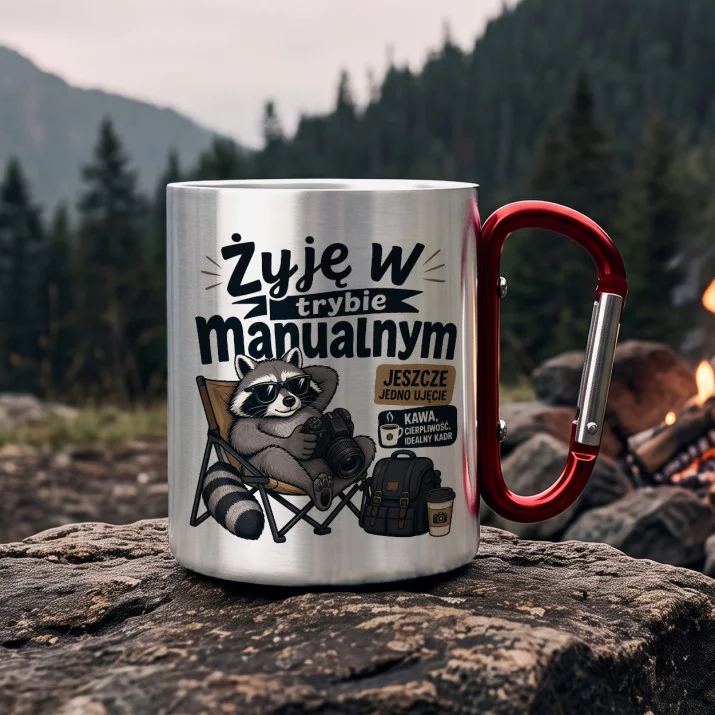 Kubek Metalowy z Karabińczykiem Dla Fotografa Prezent Dla Mężczyzny: Fotograficzny Humor Kubek Metalowy z Karabińczykiem Dla Fotografa Prezent Dla Mężczyzny: Fotograficzny Humor