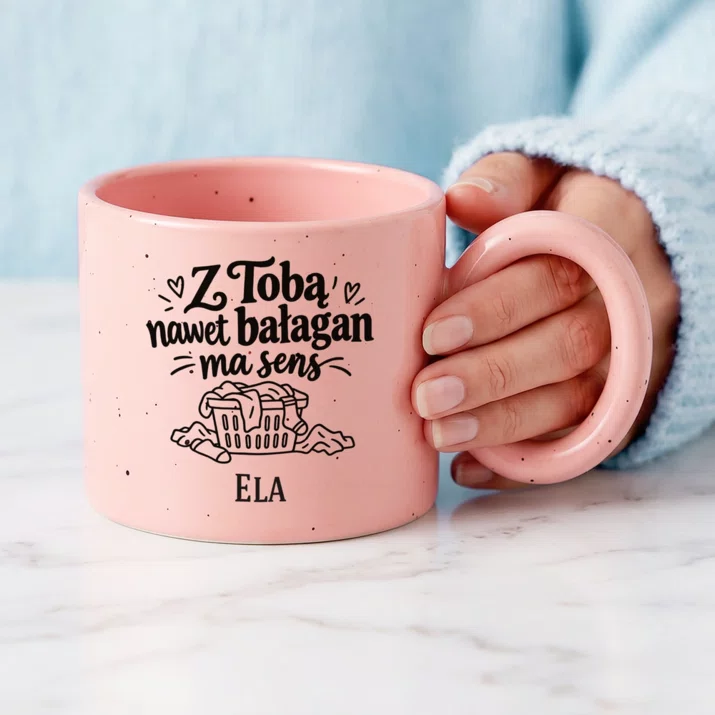 Kubek Premium Dla Ukochanej Prezent Na Walentynki Dla Kobiety: Z Tobą Nawet Bałagan Ma