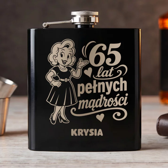 Piersiówka z Grawerem Dla 65 Latki Prezent Na 65 Urodziny Dla Kobiety: 65 Lat Pełnych Mądrości Piersiówka z Grawerem Dla 65 Latki Prezent Na 65 Urodziny Dla Kobiety: 65 Lat Pełnych Mądrości