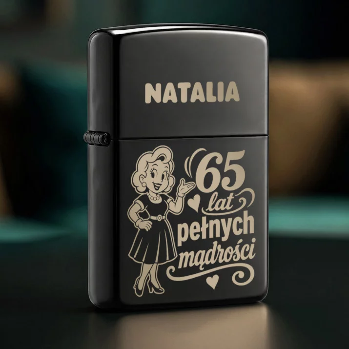 Zapalniczka z Grawerem Dla 65 Latki Prezent Na 65 Urodziny Dla Kobiety: 65 Lat Pełnych Mądrości