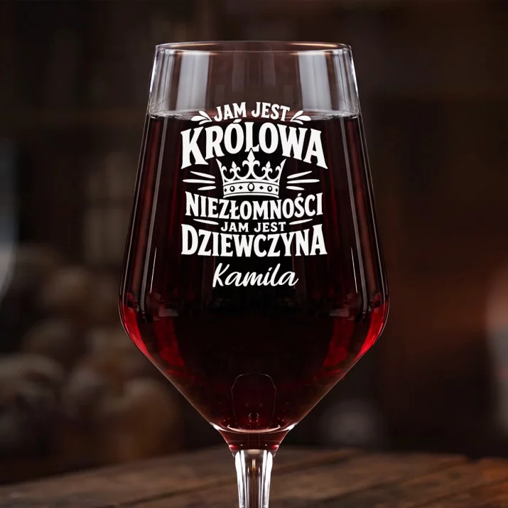 Mega Kieliszek Do Wina z Grawerem Dla Dziewczyny Prezent Na Dzień Dziewczyny Dla Kobiety: Królowa Niezłomności Mega Kieliszek Do Wina z Grawerem Dla Dziewczyny Prezent Na Dzień Dziewczyny Dla Kobiety: Królowa Niezłomności
