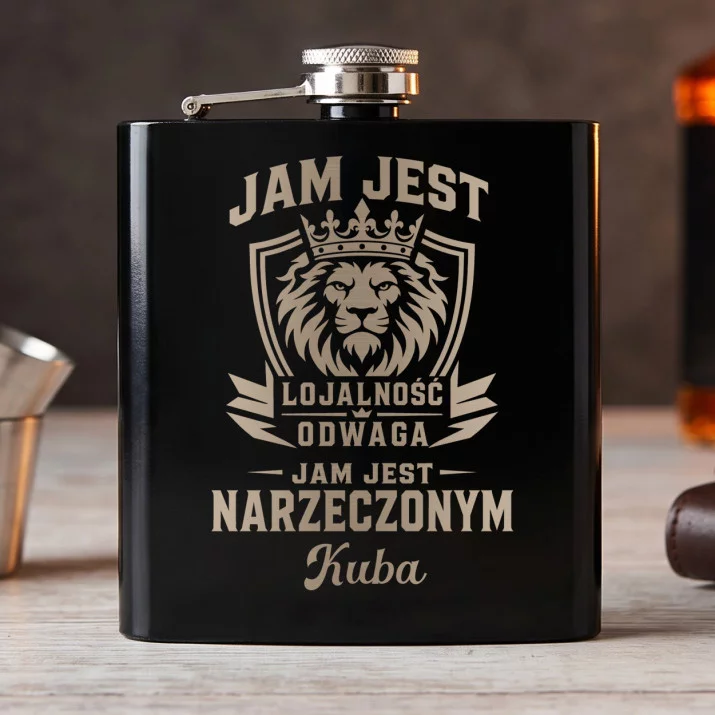Piersiówka Z Grawerem Dla Narzeczonego Prezent Na Dzień Chłopaka Dla Mężczyzny: Jam Jest Lojalność, Odwaga Piersiówka Z Grawerem Dla Narzeczonego Prezent Na Dzień Chłopaka Dla Mężczyzny: Jam Jest Lojalność, Odwaga