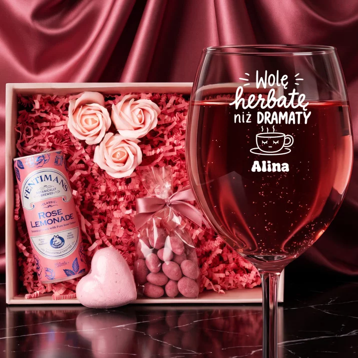 Zestaw Prezenowy z Kieliszkiem do Wina Dla Starszej Kobiety Dla Kobiety: Wolę Herbatę Niż Dramaty Zestaw Prezenowy z Kieliszkiem do Wina Dla Starszej Kobiety Dla Kobiety: Wolę Herbatę Niż Dramaty
