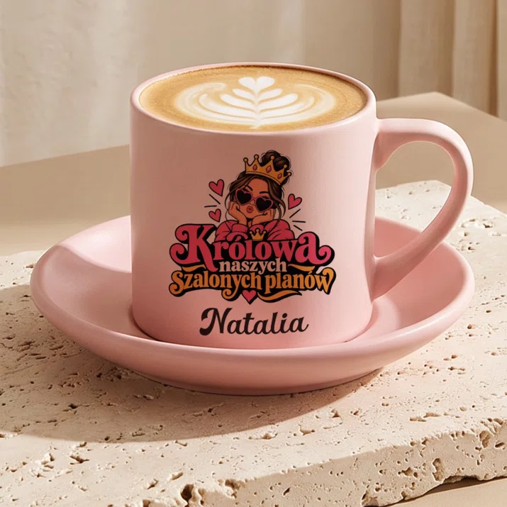 Filiżanka Personalizowana Dla Przyjaciółki Prezent Dla Kobiety: Królowa Naszych Szalonych Filiżanka Personalizowana Dla Przyjaciółki Prezent Dla Kobiety: Królowa Naszych Szalonych