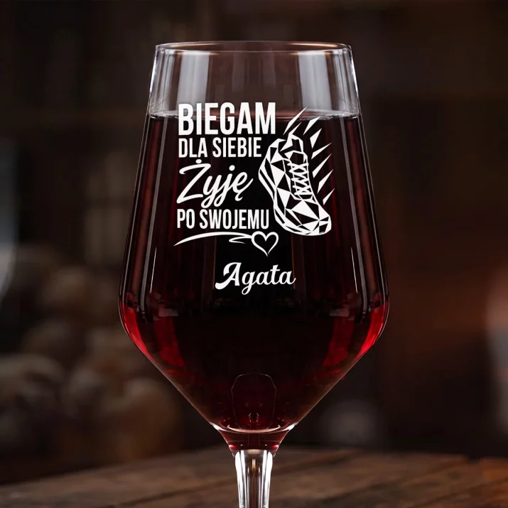 Mega Kieliszek Do Wina z Grawerem Dla Biegaczki Prezent Dla Kobiety: Biegam Żyję Po Swojemu Mega Kieliszek Do Wina z Grawerem Dla Biegaczki Prezent Dla Kobiety: Biegam Żyję Po Swojemu