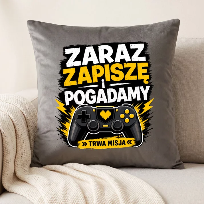 Poduszka Dekoracyjna Dla Gracza Prezent Dla Mężczyzny: Zaraz Zapiszę I Pogadamy Poduszka Dekoracyjna Dla Gracza Prezent Dla Mężczyzny: Zaraz Zapiszę I Pogadamy