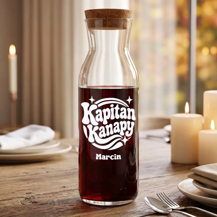 Karafka Do Wina Personalizowana Na Mikołajki Prezent Dla Mężczyzny: Kapitan Kanapy Karafka Do Wina Personalizowana Na Mikołajki Prezent Dla Mężczyzny: Kapitan Kanapy