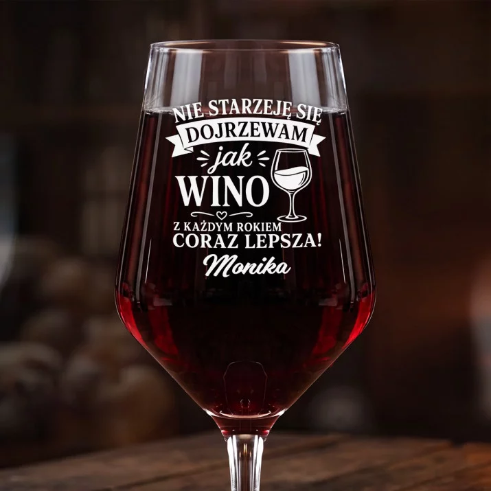 Mega Kieliszek Do Wina z Grawerem Na Urodziny Prezent Dla Kobiety: Dojrzewam Jak Wino Mega Kieliszek Do Wina z Grawerem Na Urodziny Prezent Dla Kobiety: Dojrzewam Jak Wino