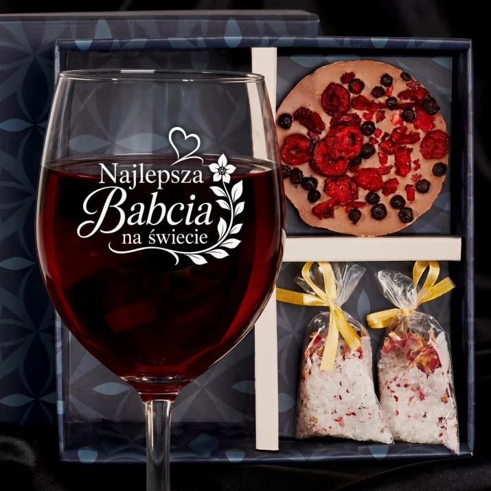 Zestaw Prezenowy Z Kieliszkiem Do Wina Dla Starszej Babci: Najlepsza Babcia Grawer Zestaw Prezenowy Z Kieliszkiem Do Wina Dla Starszej Babci: Najlepsza Babcia Grawer
