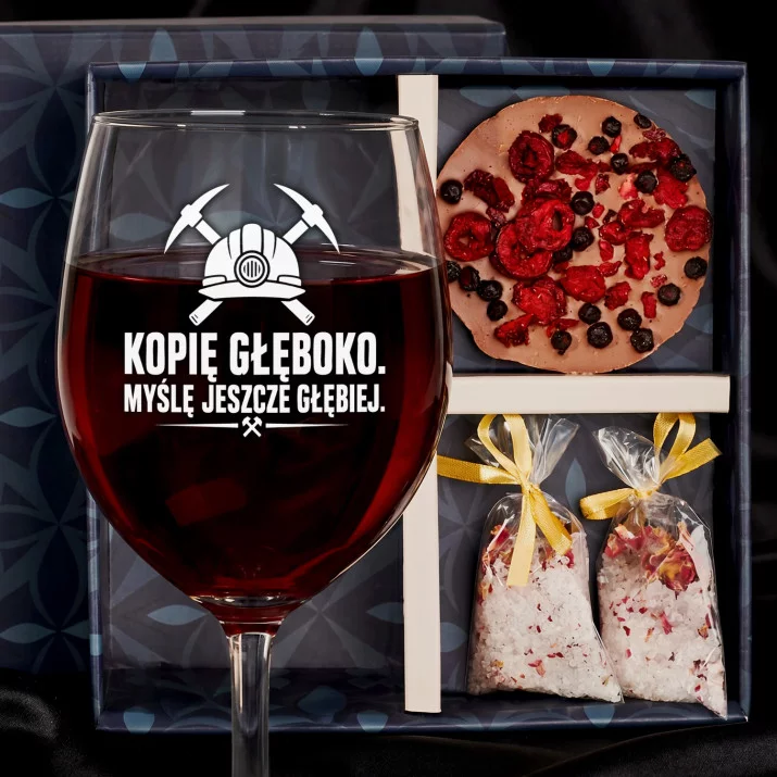 Zestaw Prezenowy Z Kieliszkiem Do Wina Na Barbórkę: Kopię Głęboko – Myślę Głębiej