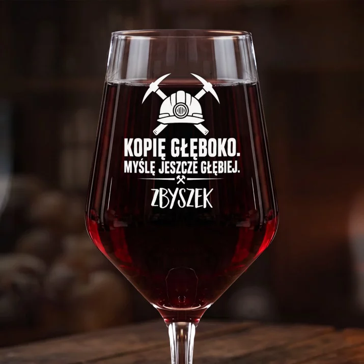 Mega Kieliszek Do Wina z Grawerem Na Barbórkę Prezent Dla Górnika Mężczyzny: Kopię Głęboko - Myślę Mega Kieliszek Do Wina z Grawerem Na Barbórkę Prezent Dla Górnika Mężczyzny: Kopię Głęboko - Myślę