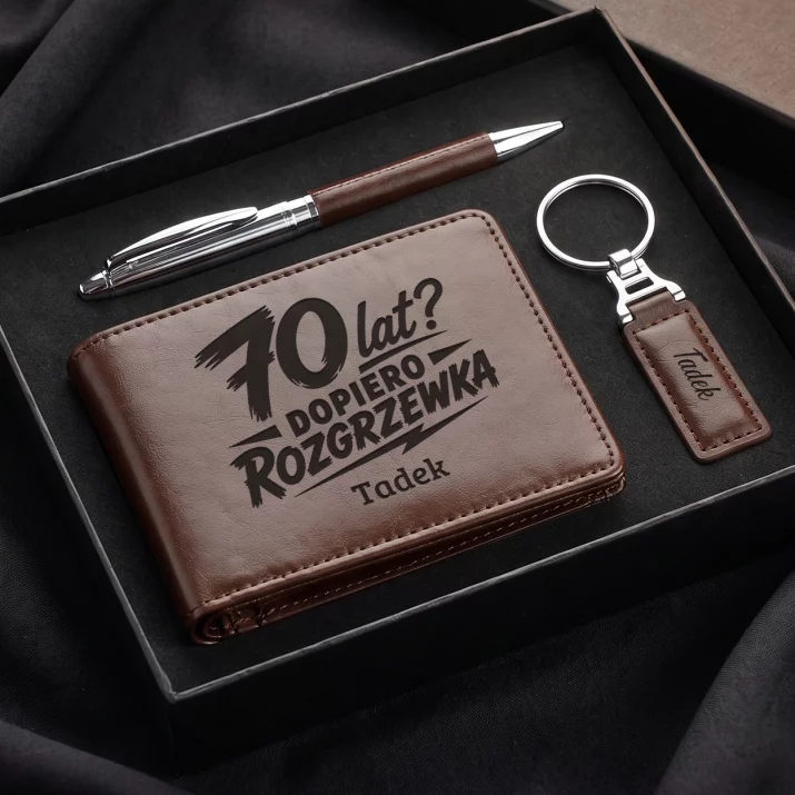 Zestaw Prezentowy z Portfelem Na 70 z Grawerem Dla 70 Latka Mężczyzny: 70 Lat? Dopiero