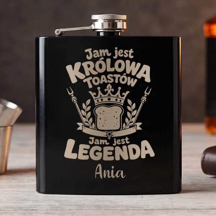 Piersiówka Z Grawerem Na 50 Urodziny Prezent Dla Kobiety: Jam Jest Królowa Piersiówka Z Grawerem Na 50 Urodziny Prezent Dla Kobiety: Jam Jest Królowa