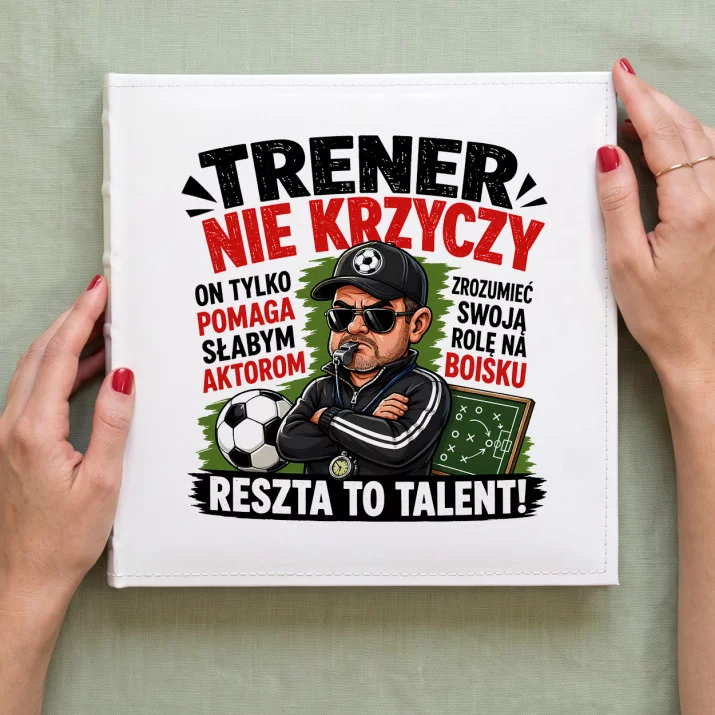 Album Na Zdjęcia Tradycyjny Dla Trenera Piłki Nożnej Prezent Dla Mężczyzny: Trener Nie Krzyczy Album Na Zdjęcia Tradycyjny Dla Trenera Piłki Nożnej Prezent Dla Mężczyzny: Trener Nie Krzyczy