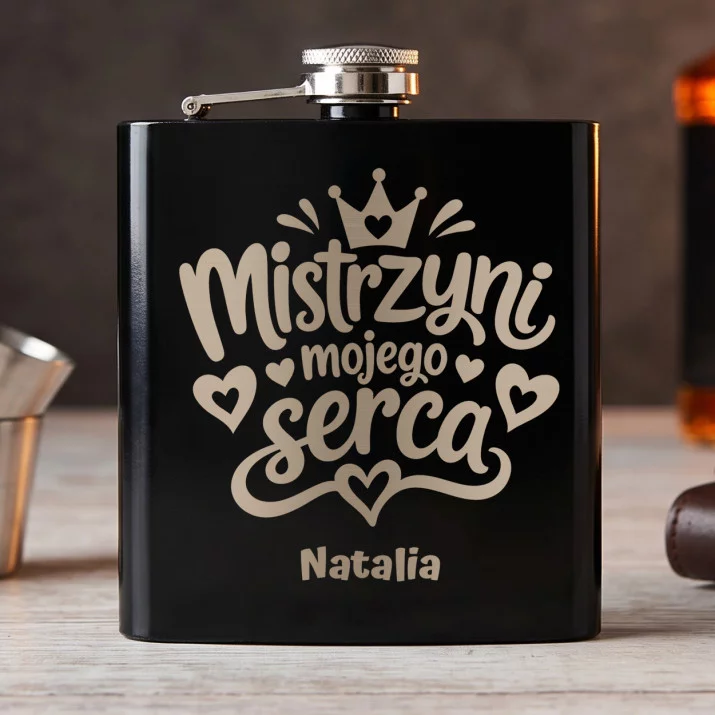 Piersiówka z Grawerem Na Walentynki Prezent Na Rocznicę Dla Kobiety: Mistrzyni Mojego Serca Piersiówka z Grawerem Na Walentynki Prezent Na Rocznicę Dla Kobiety: Mistrzyni Mojego Serca