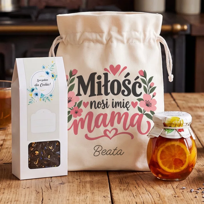 Zestaw Prezentowy z Herbatą Dla Młodej Mamy Prezent Na Dzień Mamy Dla Kobiety: Miłość Nosi Imię Mama Zestaw Prezentowy z Herbatą Dla Młodej Mamy Prezent Na Dzień Mamy Dla Kobiety: Miłość Nosi Imię Mama