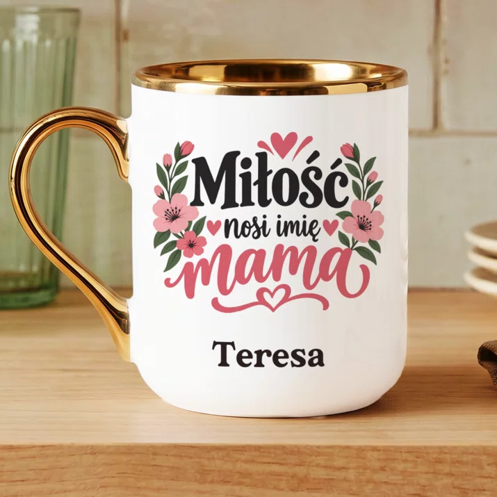Kubek Personalizowany Dla Młodej Mamy Prezent Na Dzień Mamy Dla Kobiety: Miłość Nosi Imię Mama Kubek Personalizowany Dla Młodej Mamy Prezent Na Dzień Mamy Dla Kobiety: Miłość Nosi Imię Mama