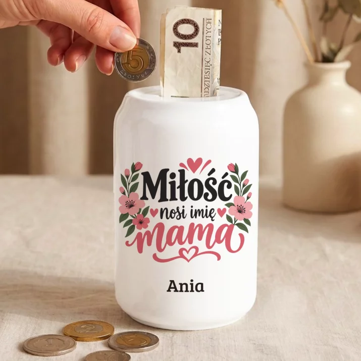 Skarbonka Dla Młodej Mamy Prezent Na Dzień Mamy Dla Kobiety: Miłość Nosi Imię Mama Skarbonka Dla Młodej Mamy Prezent Na Dzień Mamy Dla Kobiety: Miłość Nosi Imię Mama