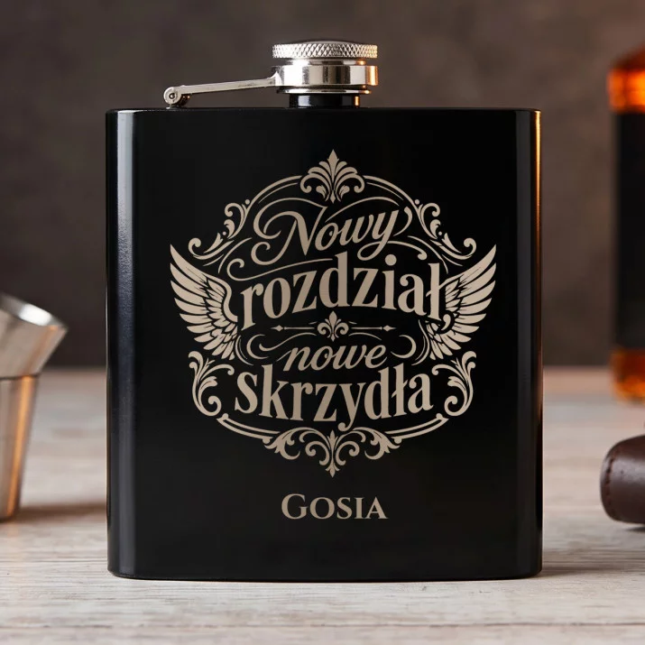 Piersiówka z Grawerem Na Odejście Z Pracy Prezent Dla Kobiety: Nowy Rozdział, Nowe
