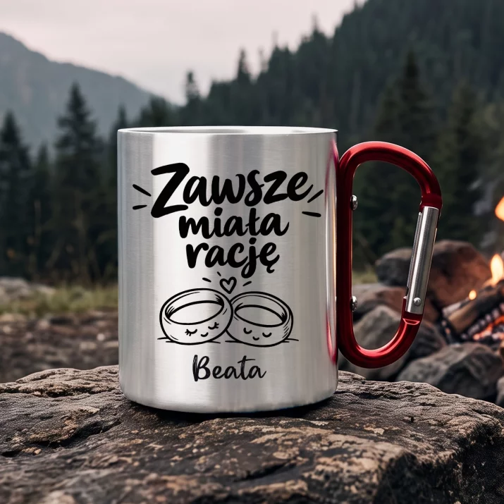 Kubek Metalowy z Karabińczykiem Na 25 Rocznicę Ślubu Prezent Dla Kobiety: Zawsze Miała Rację Kubek Metalowy z Karabińczykiem Na 25 Rocznicę Ślubu Prezent Dla Kobiety: Zawsze Miała Rację