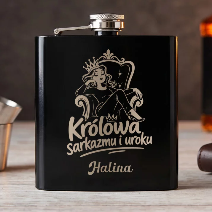Piersiówka z Grawerem Na Imieniny Prezent Dla Kobiety: Królowa Sarkazmu I Uroku Piersiówka z Grawerem Na Imieniny Prezent Dla Kobiety: Królowa Sarkazmu I Uroku