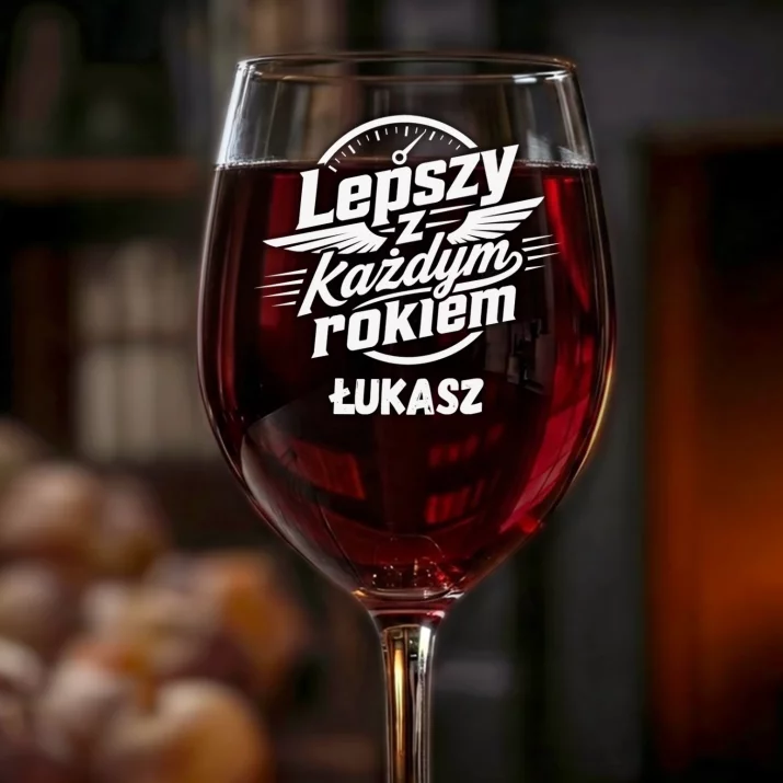 Kieliszek Do Wina z Grawerem Na Rocznicę Prezent Na Walentynki Dla Mężczyzny: Lepszy Z Każdym Rokiem