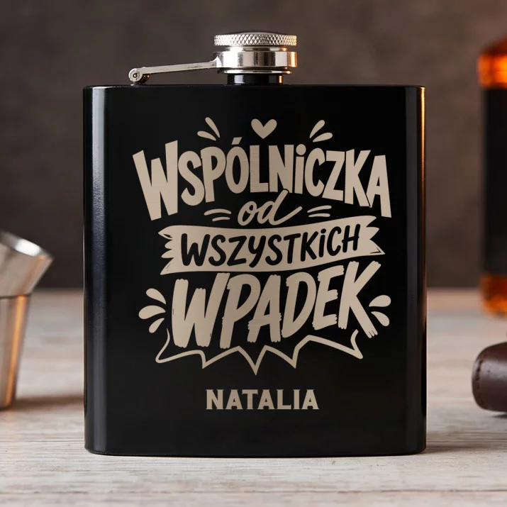 Piersiówka z Grawerem Dla Bff Prezent Dla Kobiety: Wspólniczka Od Wszystkich Piersiówka z Grawerem Dla Bff Prezent Dla Kobiety: Wspólniczka Od Wszystkich
