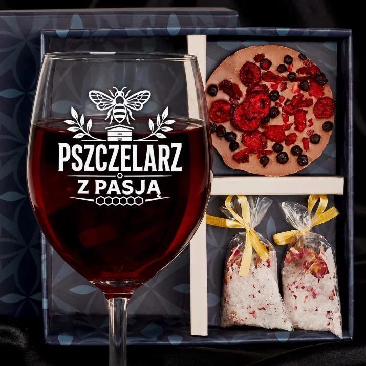 Zestaw Prezenowy Z Kieliszkiem Do Wina Dla Pszczelarza: Pszczelarz Z Pasją Zestaw Prezenowy Z Kieliszkiem Do Wina Dla Pszczelarza: Pszczelarz Z Pasją