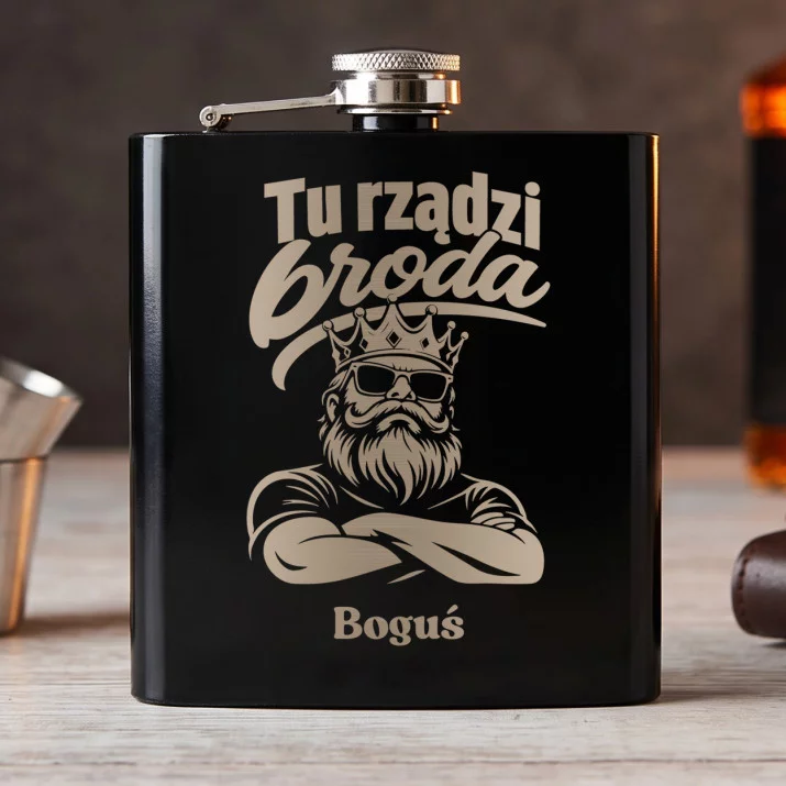 Piersiówka Z Grawerem Dla Brodacza Prezent Dla Mężczyzny: Tu Rządzi Broda Piersiówka Z Grawerem Dla Brodacza Prezent Dla Mężczyzny: Tu Rządzi Broda